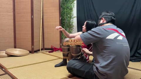 宝妈黑丝马具型大口球吊缚玩弄 第2张