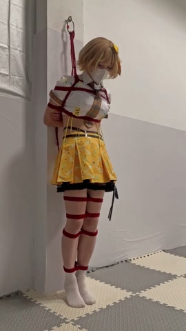 小偶像阿尼斯演出后来到汐月工作室寻找刺激。被捆吊起来强制垫脚，震动棒接入电源，无尽震动放置 第2张