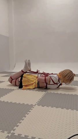 小偶像阿尼斯驷马紧缚，翻身过程被坏人压入震动棒。披上衣服后关灯离去。无助挣扎 第2张
