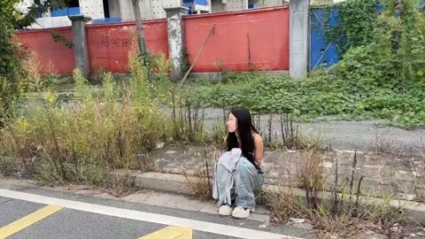 小姑娘户外玩耍全是人 第2张