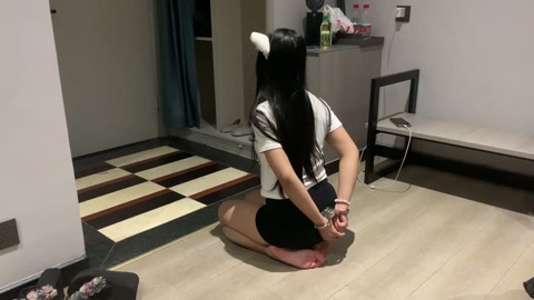 小果第一次见她的主人  小果千里迢迢第一次去见她的主人，她被要求先去到酒店房间，并自己把手反铐好跪在... 第2张