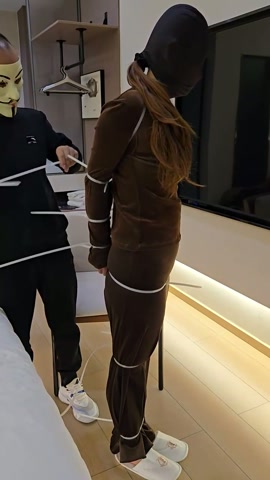 强吻！扎带直臂驷马紧缚，超紧鸡翅膀蟹式K9人形犬缚，毫无逃脱可能，牙刷挠脚心，强制猥亵，超薄丝袜头套... 第2张