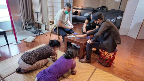 打牌 模特灿灿，陈依依，捆绑状态之下对三位打牌者进行服务，端水果，充当凳子，当然还免不了参与牌局胜负... 第2张