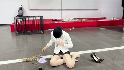 无人之境-自缚解压被老板抓包的女职员 第2张