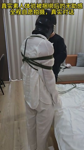 沙发上极限驷马放置，蒙眼堵嘴，挑逗她，她不让碰，然后就挣扎着从沙发摔了下来...素人被绑真实反应 第2张