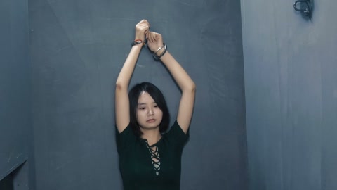 法不容侥（上集）女白领陈曼帮助上司贩毒被捕拘捕配合关小黑屋后如实交代罪行 第2张