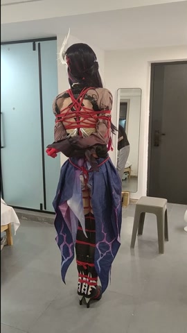 海瑟音cos捆绑，尝试只用一张凳子为支点驷马 第2张