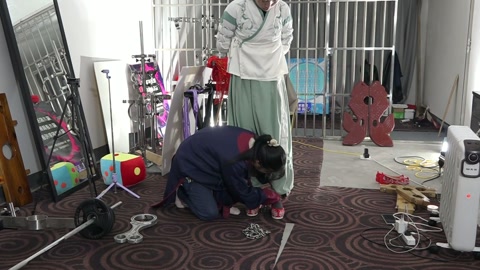 演员古装铁链五花捆绑，砝码脚镣，双脚镣，鱼形木枷锁，简单剧情 第2张