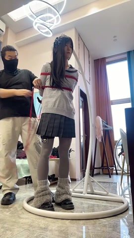 灰丝黑长直可爱学生装，强制罚站紧缚，同时被训练器和郊狼轮番轰炸 第2张