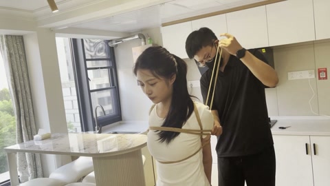眼镜妹驷马放置  题材仍然是驷马，无剧情，主要是裸足驷马，绑的依然相当极限一些，然后脚上不断加绳，脚... 第2张