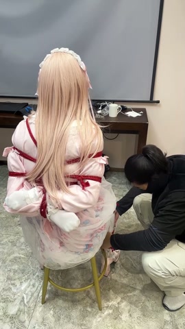 粉色lo裙白丝的紧缚挣脱，要在训练器的持续干扰下快速逃脱才行 第2张