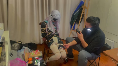 紧缚蒙眼之后戴上郊狼，做零食挑战，下面贴着郊狼和训练器两种东西，猜错就是电击惩罚，猜对就是震动下体获... 第2张