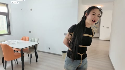 紫涵主演 奇妙的一天 美女紫涵参观体验绳室+M腿羞耻喂食+驷马紧缚挠痒+口球拘束 第2张