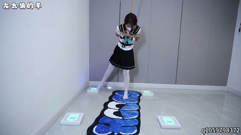 美女挑战灯板游戏通关，每每失误就会被郊狼高强度电击，最终被惩罚跪缚，用各种道具挠痒痒【扎带➕灯板游戏... 第2张