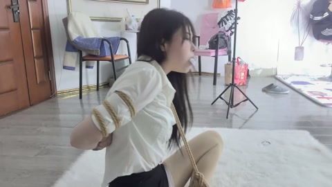 美女栖月五花绑架挣扎 第2张