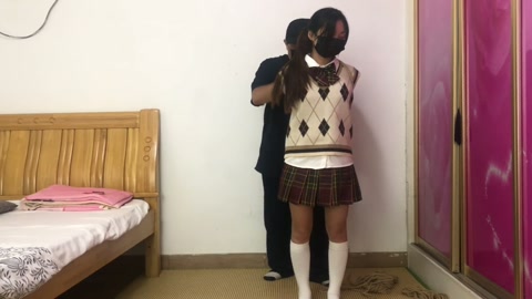 荷露超紧并肘直臂一根绳交叉腿驷马 挣脱测试 最后实在受不了一直求饶手都紫了 第2张