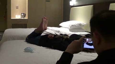 记一次酒店小品 昏暗的灯光下 黑色卫衣牛仔裤驷马裸足的女孩更让人垂涎欲滴【红豆】 第2张
