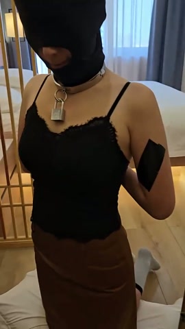 非常漂亮的女生，很青涩，绳子+手铐两种后手观音拘束，袜子堵嘴，胶带堵嘴蒙眼，开始抚摸折磨 第2张