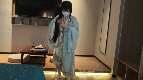 饿殍 明末千里行 满穗的自缚，捆绑镣铐走绳浴池湿身 第2张