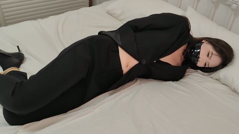 黑西装秘书 床上胶带封嘴挣扎 第2张