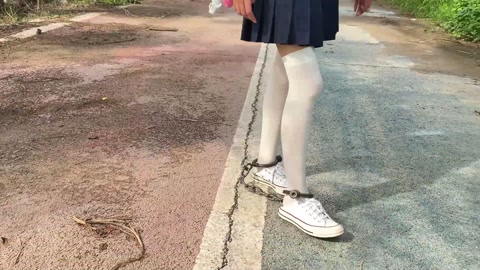 18岁JK白丝脚镣女高的户外两公里镣铐徒步 第2张