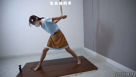 “大”字形态木板放置罚站，好利来女仆双腿发酸发抖，站立不稳，金属架强制拘束，再用各种道具挠痒痒，累到... 第3张