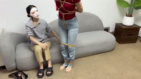《独居少女》 妙龄少女安安深夜遭遇女劫匪绑架 多次尝试逃跑失败 被女劫匪全身紧缚肆意玩弄 第3张