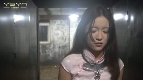 【砸镣之罚】漂亮女犯月月颈拷重镣手腕另加四副桶拷放风时想砸开镣铐被罚驷马直臂刷挠脚心 第3张