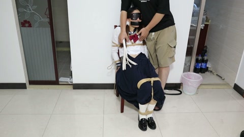【荷仙素人实记】椅子缚捆绑玩素人女生4号 两种梆姿，水手服少女鞭打凌辱，语言羞辱，玩具挑逗，害怕的惊... 第3张
