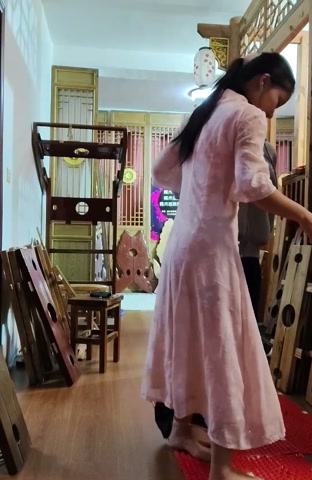 两个女生QQ铐任务，女生带两个QQ铐蒙眼走指压板，找钥匙游戏 第3张