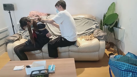 人贩王五系列（精神小妹）王五在又猫在楼道发愁没法交货，这次蹲到了一个心情相当愉快的精神小妹，于是尾随... 第3张