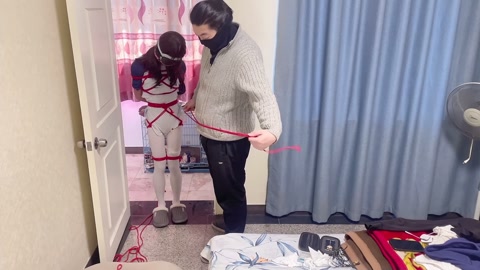 体操服白丝紧缚倒吊，蒙眼堵嘴头朝下被不断调教（上） 第3张