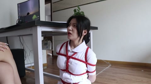 你再看看你后面呢（上）初雪X青蓝护士装互飚演技，倒霉卧底被美女雇佣兵桌下用脚玩弄 第3张