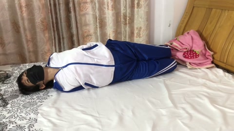 佳怡不遵守校规的惩罚 被教导主任把十几斤的十付镣铐全部铐在身上是什么感觉 第3张