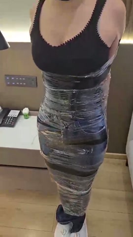保鲜膜+棉被木乃伊，无法呼吸，闷得呜呜一直叫，又挣脱不出来，我给她放那不管，也不说话，她真的害怕了，... 第3张