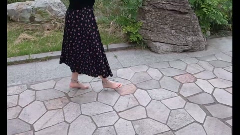 公园里的镣铐挑战任务---手铐脚铐锁住的肉丝碎花裙 第3张