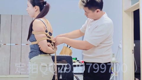 双洞填满 假阳具 和郊狼的电击片 和电击肛塞 同时安排 还有嘴巴上的口球 折磨崩溃，腿被绑成m腿卡在... 第3张