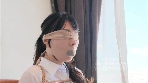 咖丝ol姐姐遭入室绑架 丝袜塞嘴蒙嘴蒙眼捆绑挣扎 第3张