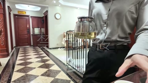 女王的游戏（上集） 官女士魅惑女王本色出演 青涩小记者诺澜被下药迷晕 遭受女奴养成训练 第3张