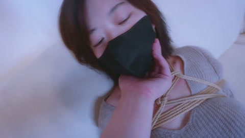 女生把男友捆绑好塞进衣柜，被我趁机捂晕，醒来后女生不害怕反而很主动，那还说啥，股绳，皮鞭伺候上，居然... 第3张