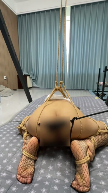 娇小柔弱女大跪吊TJ玩弄 口塞原味棉袜+震动B+手持阳具强高GC+TK+Sp 第3张