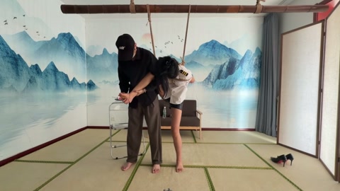 小姑娘单腿吊,驷马，大闸蟹三种不同姿势被缚同时捞脚心 第3张