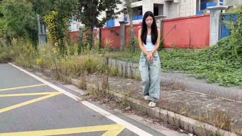 小姑娘户外玩耍全是人 第3张