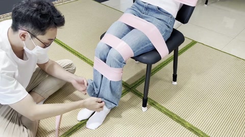 小羽日系清纯女生的胶带捆绑 第3张