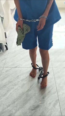 居家囚禁 妮妮崽身着囚服戴镣铐被囚禁于家里，期间被强迫观看“黄片”场面一度控制不住，最后戴镣铐洗脚 第3张