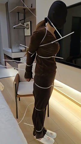 强吻！扎带直臂驷马紧缚，超紧鸡翅膀蟹式K9人形犬缚，毫无逃脱可能，牙刷挠脚心，强制猥亵，超薄丝袜头套... 第3张
