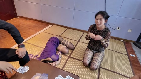 打牌 模特灿灿，陈依依，捆绑状态之下对三位打牌者进行服务，端水果，充当凳子，当然还免不了参与牌局胜负... 第3张