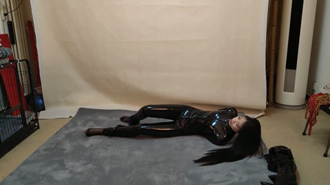 折磨女特工 第3张