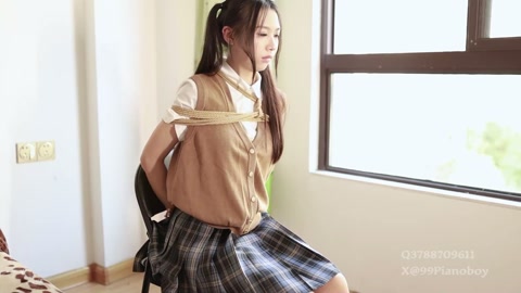 新人试镜现役大一女生JK格裙白袜捆绑紧缚挣扎全程挣扎连续不断胶布封嘴 第3张