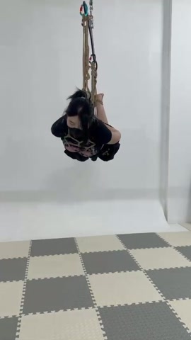 新模试镜，惨遭过夜放置，漆黑的画面中只有吊机闪着红光。而汐月在夜视监控下默默注视着她。第二天才被从屋... 第3张